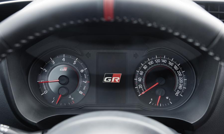 Панель приборов Toyota Yaris GRMN 2017 года  (фото 15 из 51)
